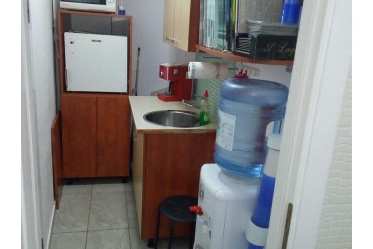 Unirii Calea Calarasilor-Hala Traian vila p+1 etajul 1 apt.2 cam 32 mp pt.activitati firme chiria 260 Euro