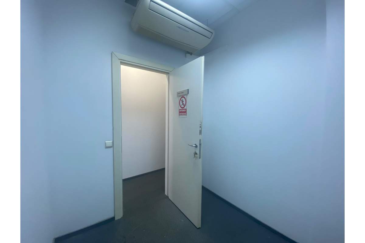 Vizibilitate maxima la strada!Spatiu comercial 164mp-Sos Chitilei nr88